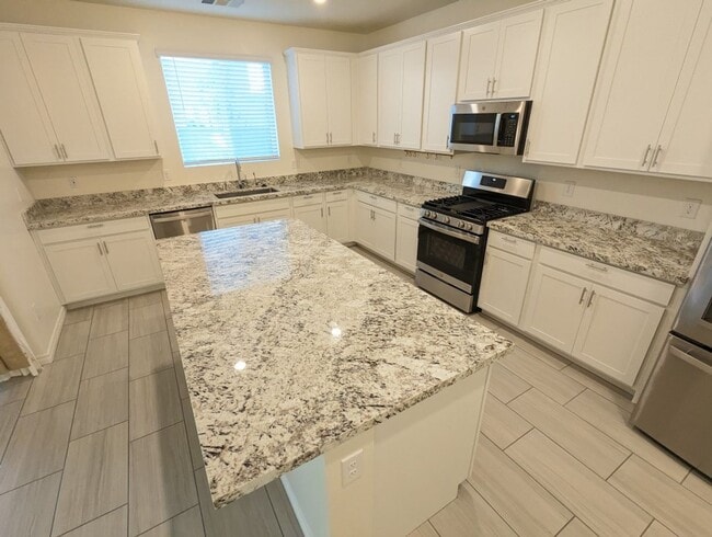 Building Photo - 1310 Ossa St