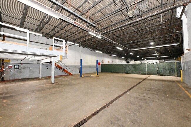 Building Photo - 2121 S 55th St