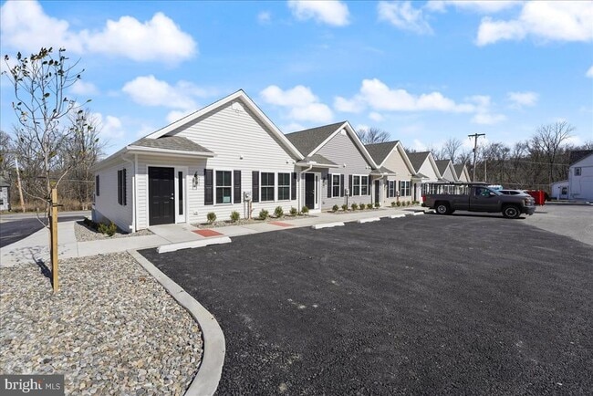 Building Photo - 552 Creek Rd