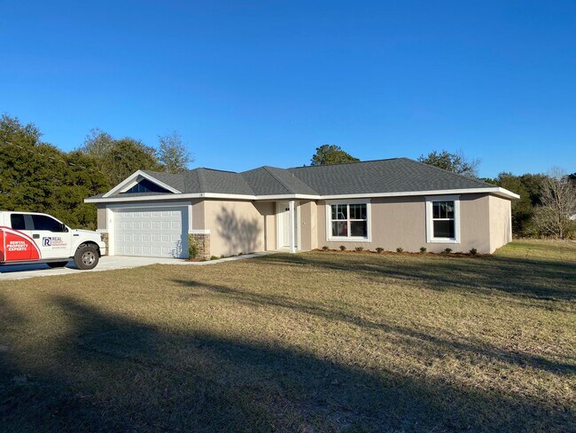 Building Photo - Available December 15th.....Custom Home - Desirable SE Ocala Neighborhood 3/2/2 **WON'T LAST**