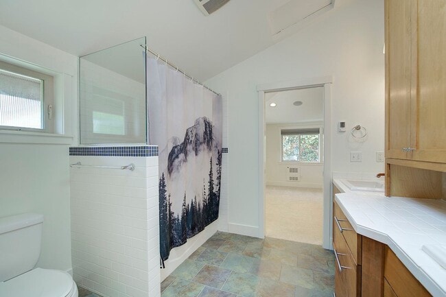 Building Photo - 2Bd/1.5Ba Seattle Townhouse