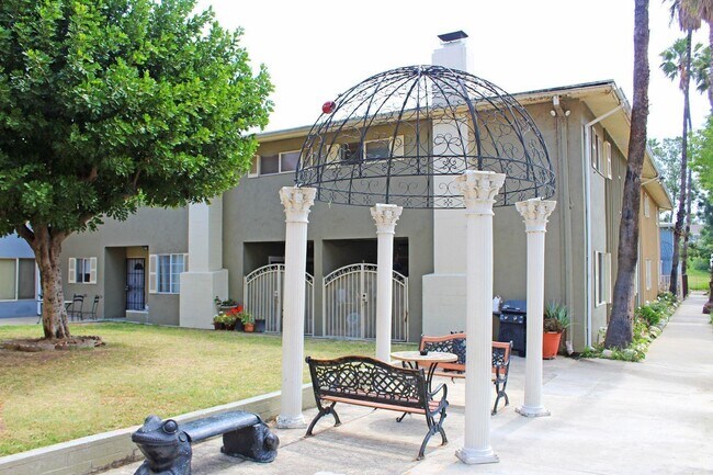 Building Photo - 915 Paseo Grande