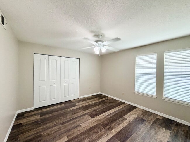 Building Photo - *** $500 OFF MOVE IN SPECIAL *** "Charming 3-Bed Condo with Scenic Views & Granite Finishes in Me...