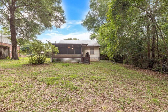 Building Photo - AVAILABLE IN OCTOBER! 2 beds 1 bath