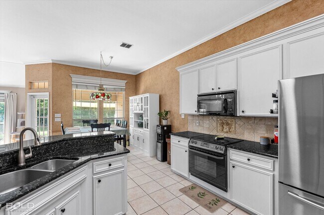 Building Photo - 4 Bedroom 2.5 Bathroom in Stockwell