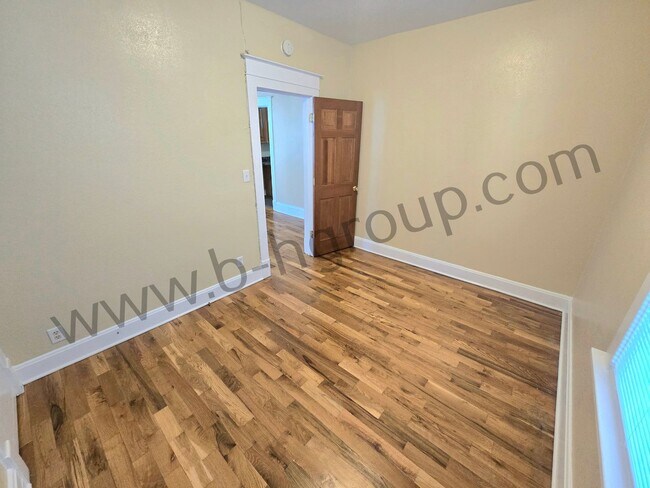 Building Photo - 821 48th St