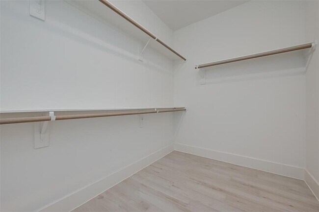 Building Photo - 10 Thorpe Ln