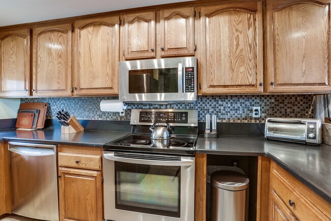 Building Photo - Welcome to this beautiful 1,042 sq. ft. condo offering modern comfort in a prime location!