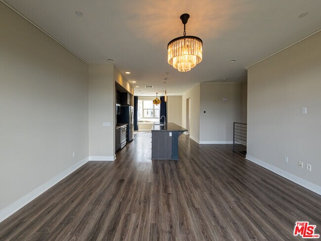 Building Photo - 2753 Waverly Dr