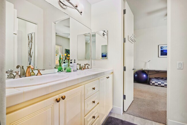 Building Photo - 4 Mesquite Ridge Ln