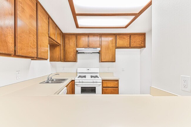 Interior Photo - 1075 Loma Ave