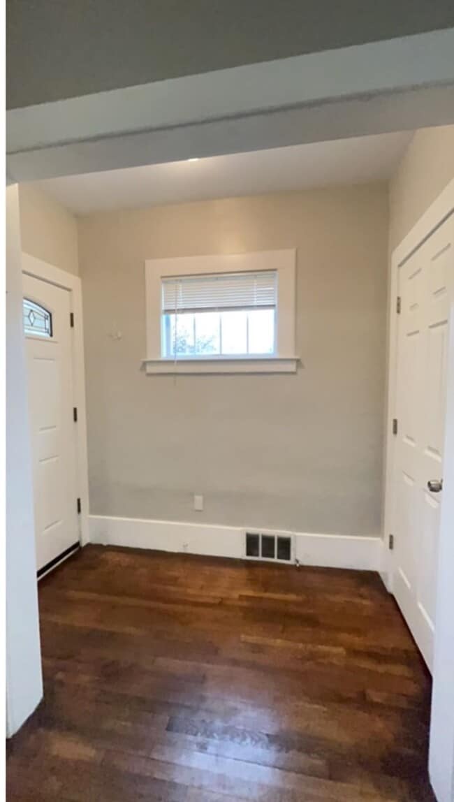 Building Photo - 7426 Dunedin St