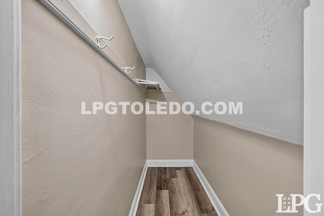 Building Photo - 3822 Lockwood Ave
