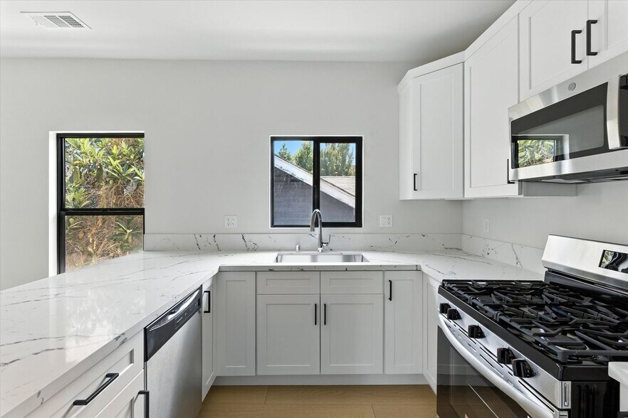 Building Photo - 1172 N Wilton Pl