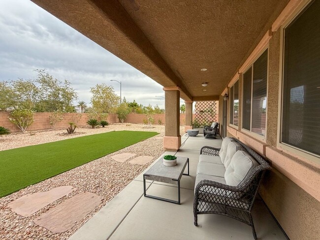 Building Photo - Luxury 6/BD 4.5/BA Large Furnished Home with Dual Primary Suites in Gated Community