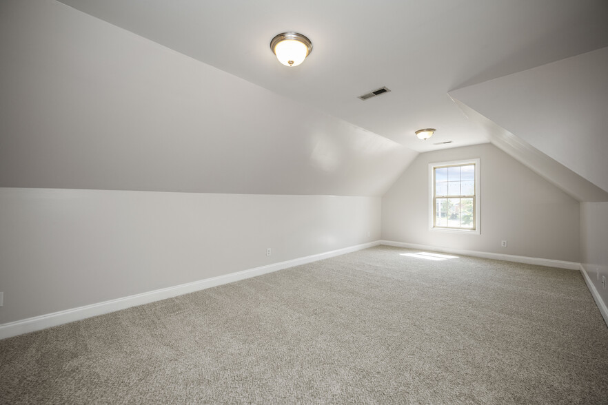 Floor - Large 2nd Family Room over looking front yard - 393 Hays Blvd