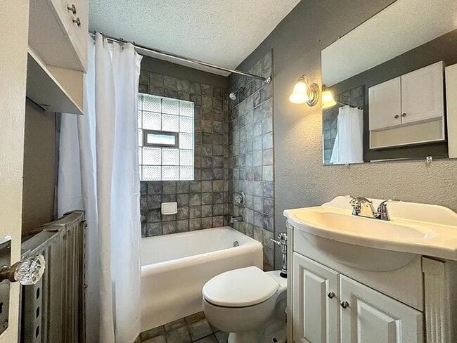 Building Photo - $500 Off Move-In! Beautiful 2-Bed, 2-Bath ...