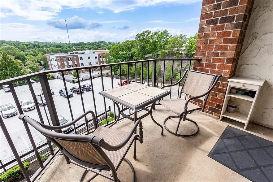 Building Photo - 230 Willard St