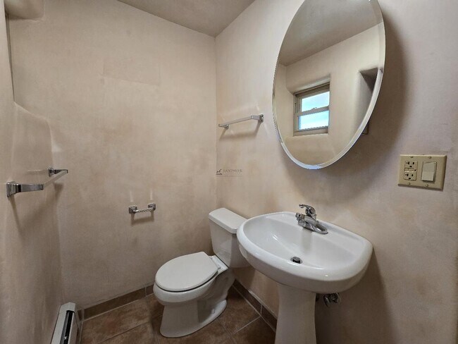 Building Photo - 624 Paulin St