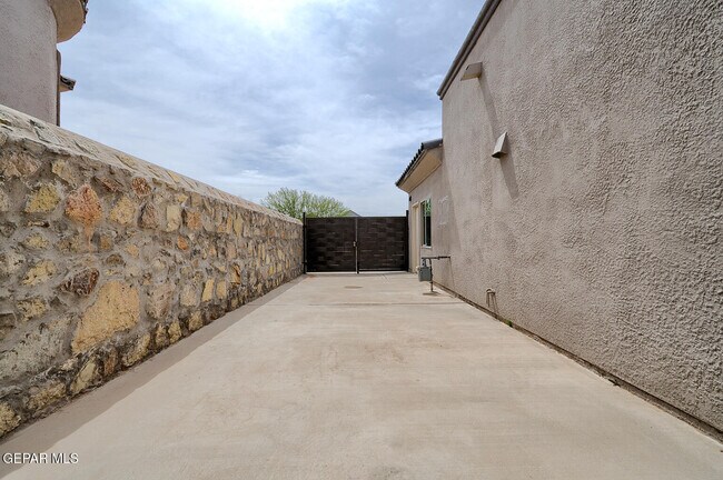 Building Photo - 14805 Holly Springs