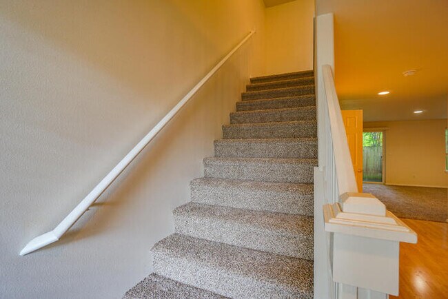 Building Photo - THREE BEDROOM TOWNHOME WITH GARAGE ACROSS FROM SHOPPING AND DINING