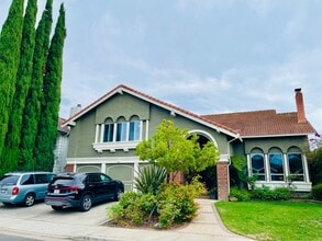 Building Photo - Beautiful 4 Bed 3 Bath + Huge Bonus Room A...