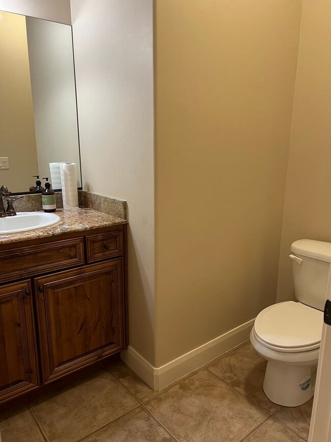 Building Photo - Beautiful Custom Home in Fiddlers Canyon