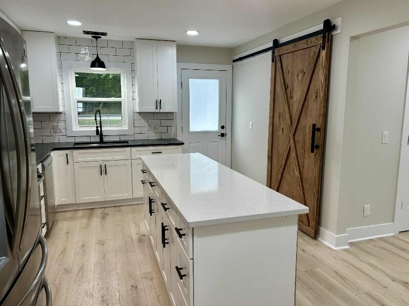Building Photo - 304 Greenview Dr