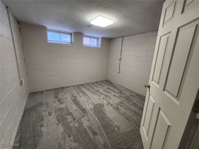 Building Photo - 2413 Elmdale Rd