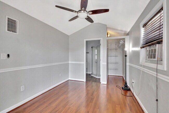 Building Photo - 736 Rockland Dr