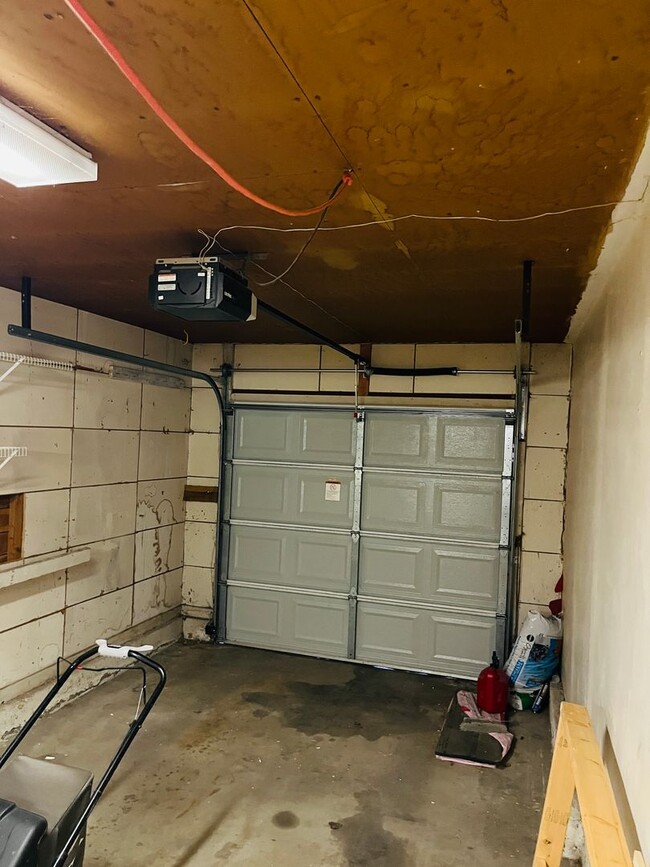 Building Photo - 3 bedroom home centrally located!