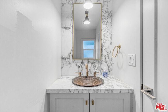 Building Photo - 3935 Kentucky Dr