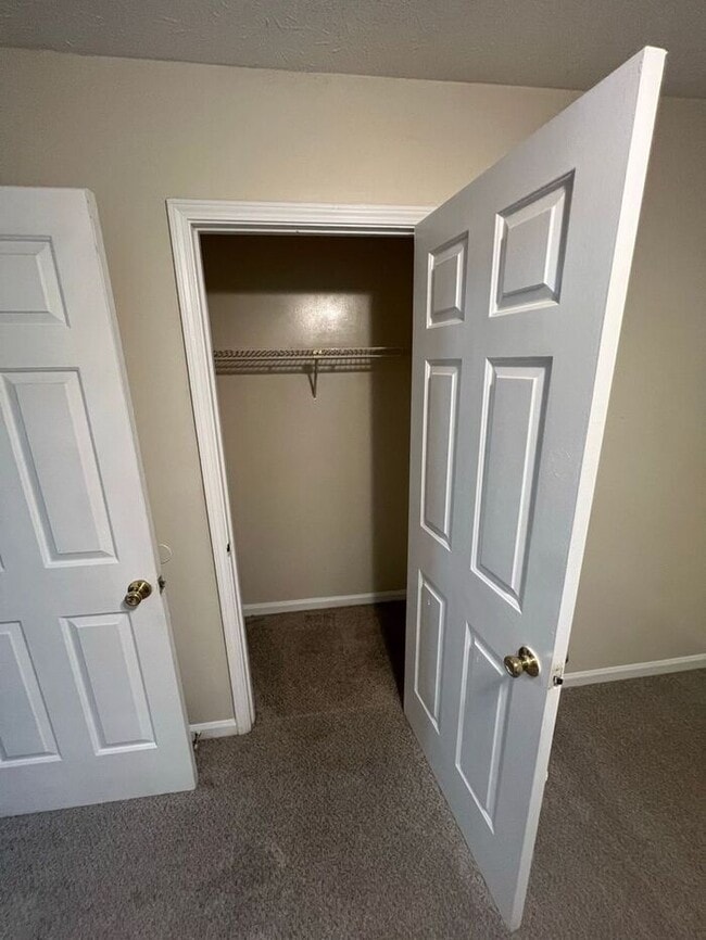 Building Photo - Finally 2 bedroom 1.5 bath available in La...