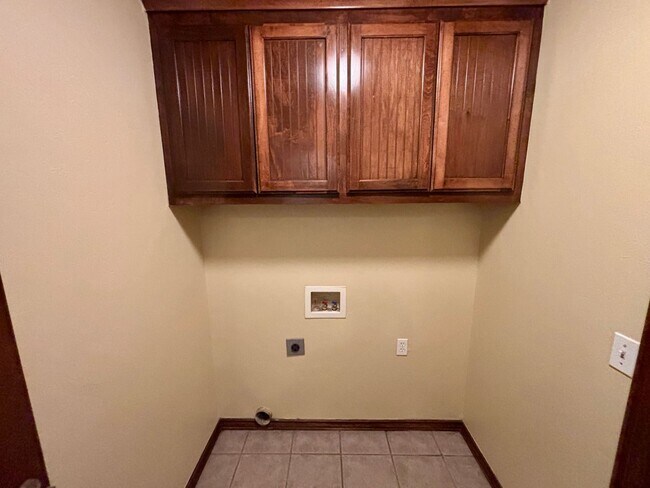 Building Photo - Charming 4 Bed 2 Bath in Yukon