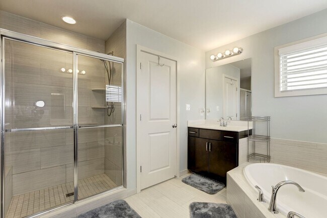 Building Photo - 3 Bed 4.5 Bath - Silver Spring Townhouse i...