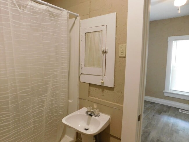 Building Photo - Charming 2 Bedroom/1 Bath Home in El Dorado!