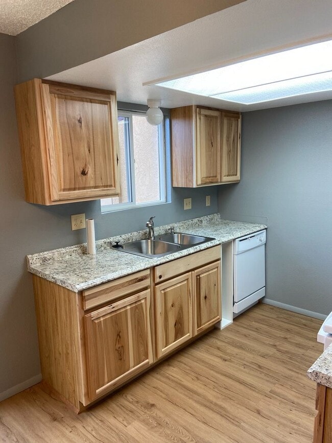 Building Photo - Stunning 2 Bed/2 Bath Townhome near Ft Carson!