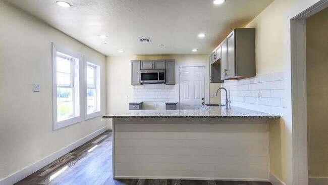 Building Photo - 2913 SW 13th St