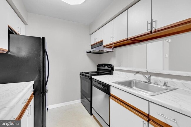 Building Photo - 1639 Carriage House Terrace