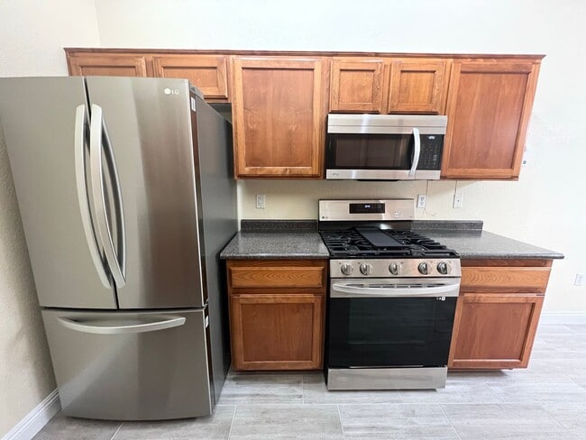 Building Photo - Gorgeous 3 Bedroom, 2 Bath in Silverado Ranch
