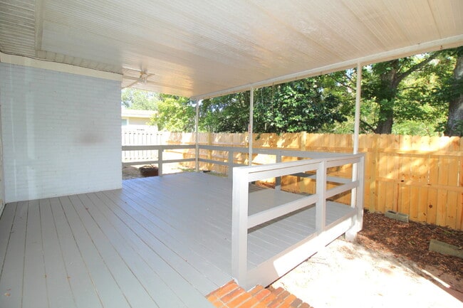 Building Photo - Northeast Pensacola Home- Entertainers Dre...