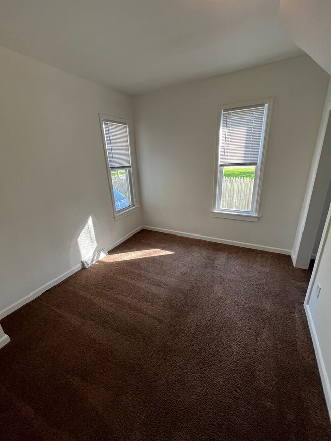 Building Photo - 4 Bedroom Home with a Large Yard