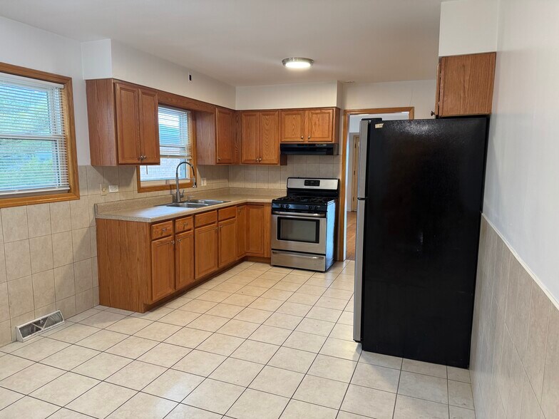 Building Photo - 3311 W Pratt Ave