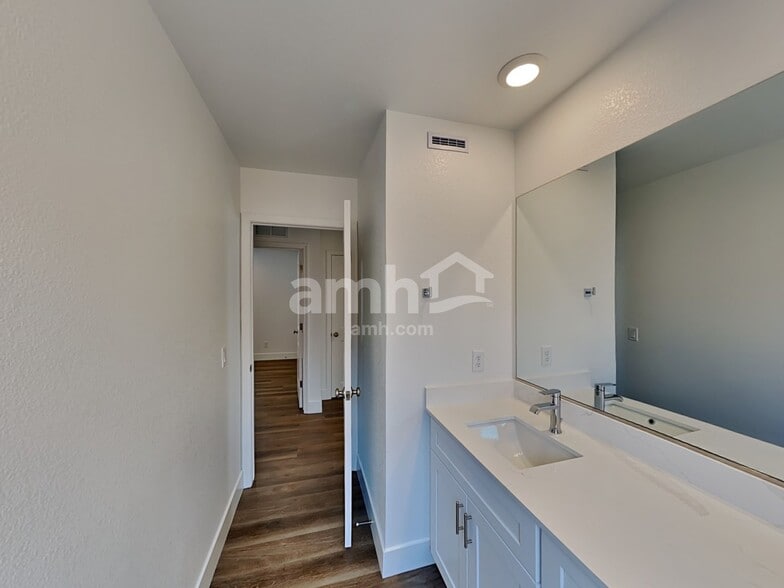Building Photo - 11194 Magallanes St
