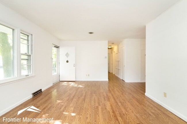 Building Photo - 1733 Vaughn Dr