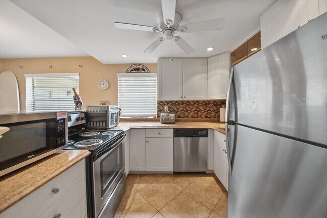 Building Photo - 677 Normandy Ln