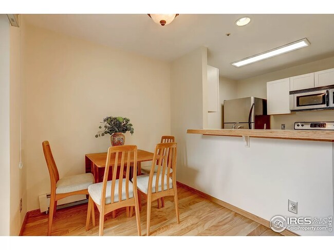 Building Photo - 4990 Meredith Way
