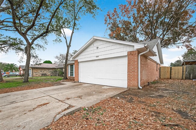 Building Photo - 16235 La Terra Dr