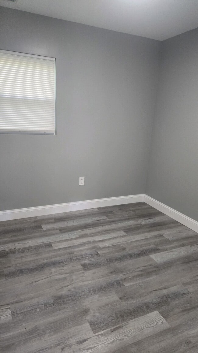 Building Photo - Beautifully rehabbed home