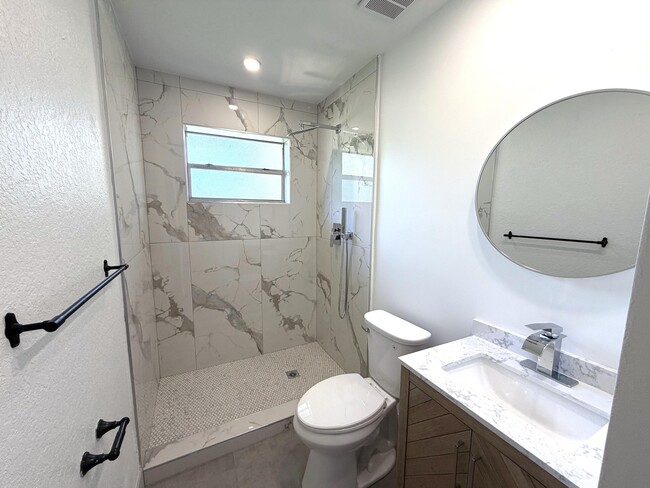 Building Photo - 4019 Woodside Dr